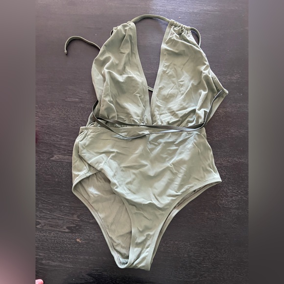 ASOS one piece plunge swimsuit - Picture 1 of 3